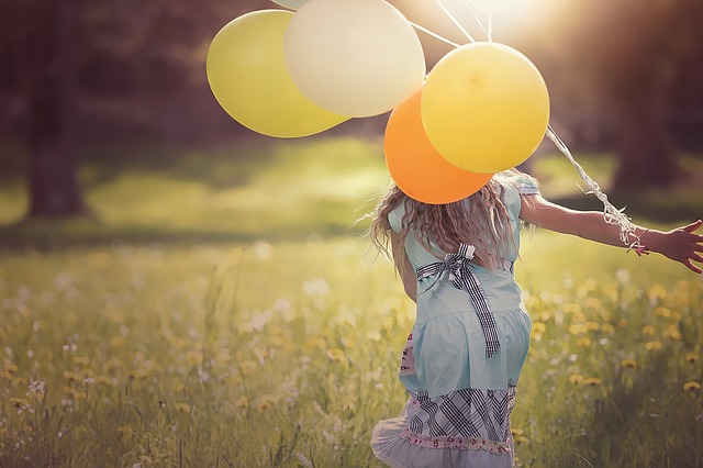 ballon jaune, fille, courir, liberte