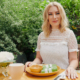 boulimie femme, table, déjeuner,