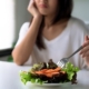 femme au régime mange une salade, éviter un repas, perte de poids