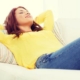 photo femme allongée sur canapé bras libérée de la culpabilité hypnose pairs 9