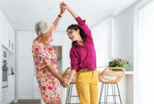 photo d'une grand-mère et une femme joyeuses qui dansent ensemble