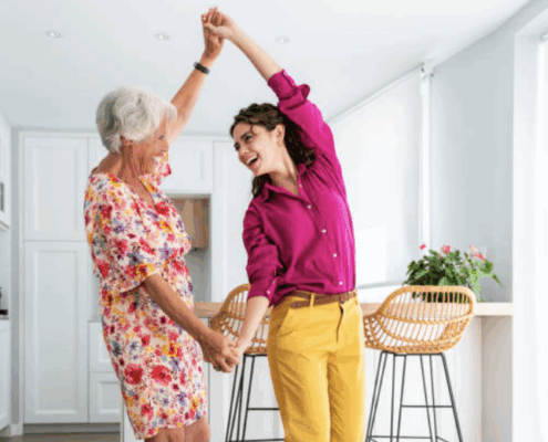 Troubles alimentaires photo d'une grand-mère et une femme joyeuses qui dansent ensemble