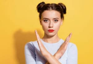 femme qui dit non avec les bras pour s'affirmer