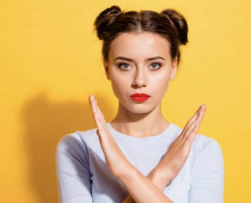 hypnose femme qui dit non avec les bras pour s'affirmer