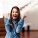 femme heureuse levant les bras sortie des troubles alimentaires