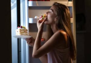 femme mange gâteau dans cuisine, troubles du comportement alimentaire, hypnose, perte de poids, Boulimie, Hyperphagie, Robin