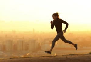 femme sportive qui court dehors hyperactivité excès de sport pour compenser crise alimentaire