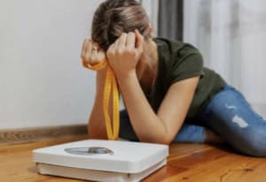 Femme_desesperee_par_chiffre_devant_sa_balance