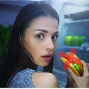 hypnose femme tient un hamburger crise de boulimie TCA