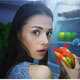 hypnose femme tient un hamburger crise de boulimie TCA
