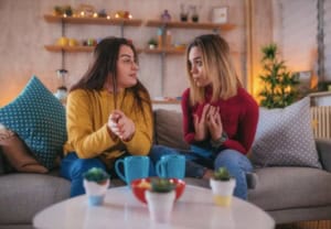 Femme_qui_se_confie_sur_ses_troubles_alimentaires_à_son_amie