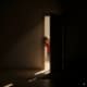 Porte-vers-inconscient-ombre-lumière-fille-tête-hypnose troubles alimentaires