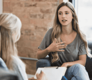 femme en thérapie devant sa thérapeute ou coach TCA 