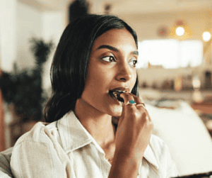 femme qui mange friandise par automatisme