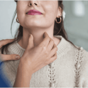 gorge et palpation e thyroïde d'une femme
