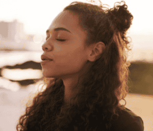 femme les yeux fermés respire 